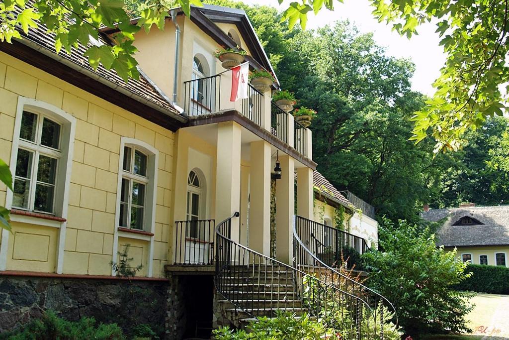 Cichy Dwor Hotel Manowo Екстериор снимка